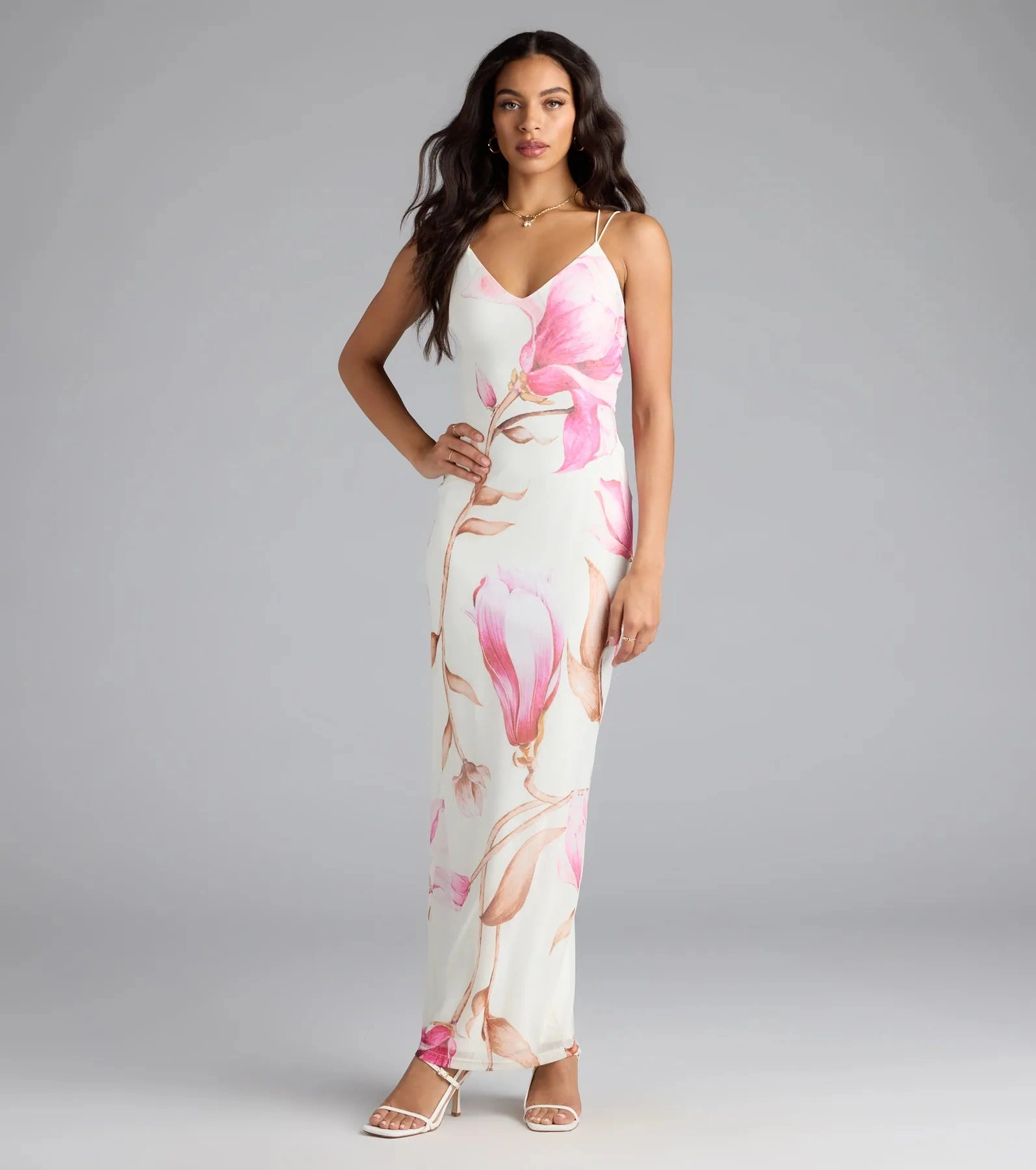 Incantevole Floreale: Abito Lungo in Rete per un Look Estivo Romantico e Sognante.